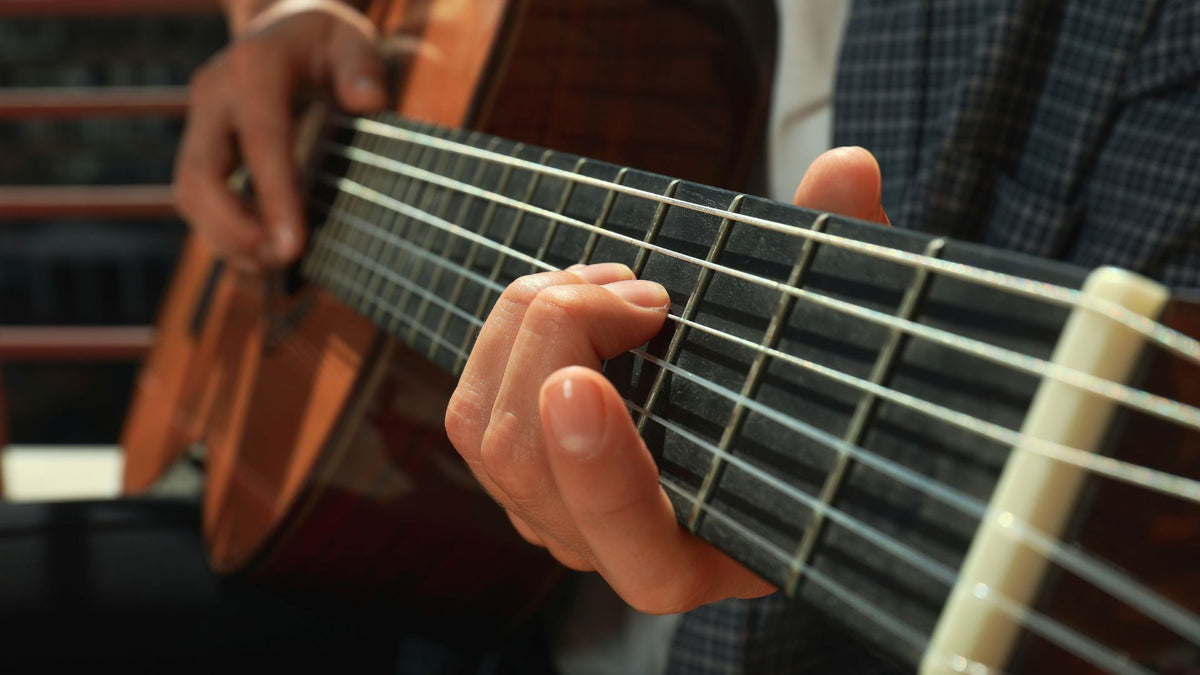 Nahaufnahme des Halses einer Akustikgitarre. 