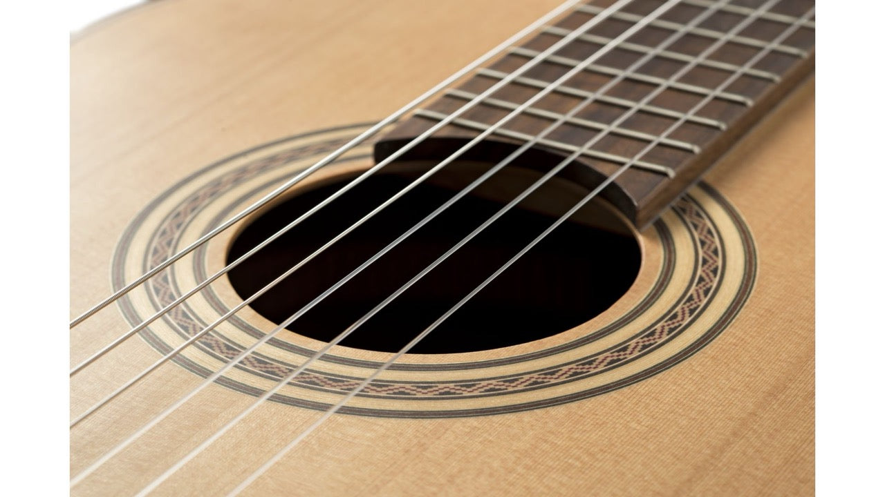 Nahaufnahme einer Akustikgitarre am Schallloch.